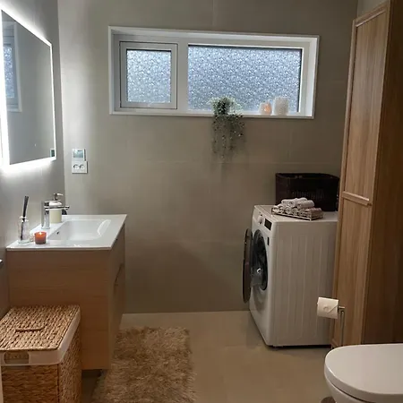 In With Two Bedrooms דירה
